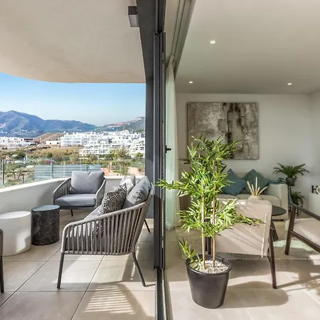 Vivi Homes - Carma Pool, Terrace, Garden & Lejlighed *